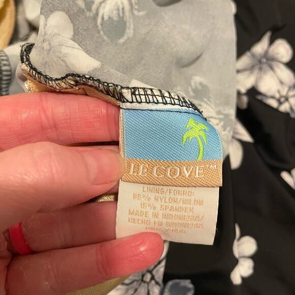 Le Cove Brand Swim Dress One Piece Black, White & Gray Floral Size 16 Swimsuit - Picture 8 of 8